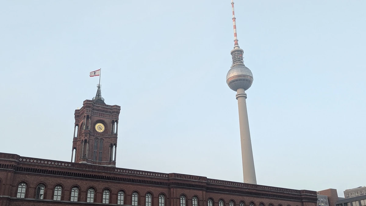Berliner TV Turm bei Sonnenschein
