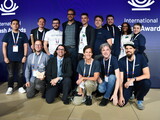 Group photo with Dries Buytaert: drunomics wins International Splash Award in the category Apps & Tools for the project mossbo.