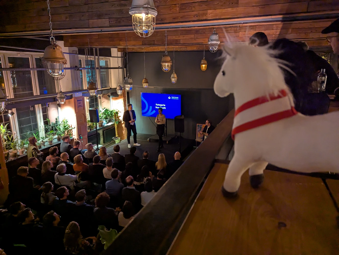 Franz Josef sieht sich die Preisverleihung von oben an