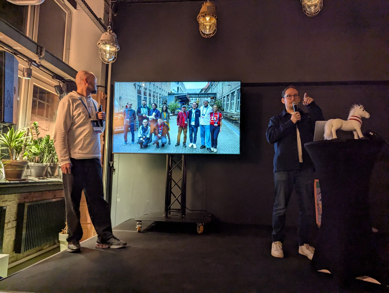 Norman und Niklas schauen präsentieren die Volunteers