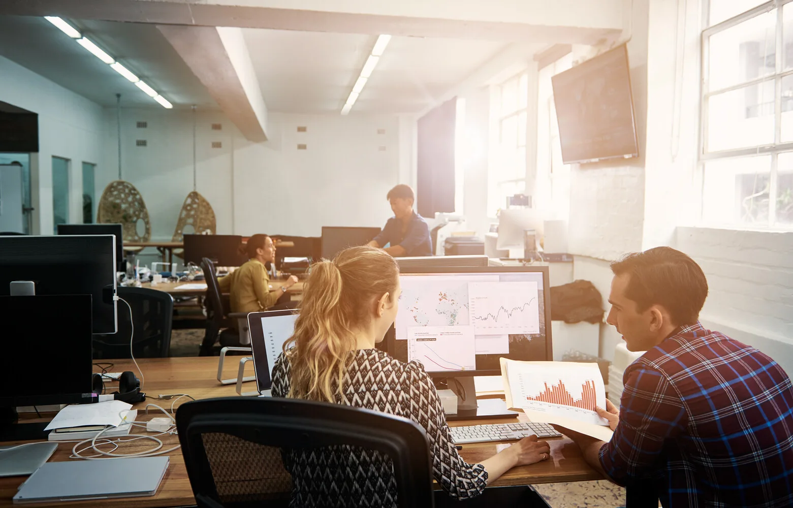 © iStock.com/pixdeluxe
Quelle: iStock.com/pixdeluxe Aufnahme von Kollegen, die in einem modernen Büro gemeinsam Papierkram durchgehen